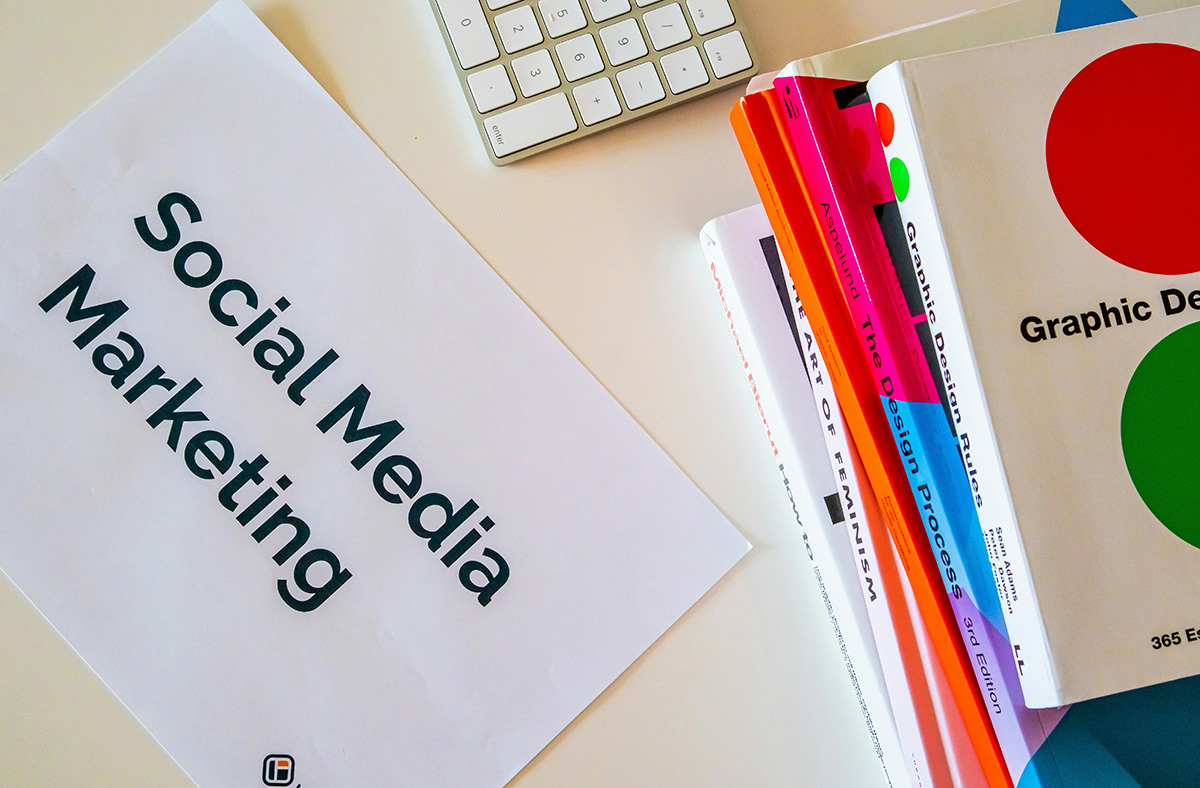 Escritorio con documento de social media marketing y teclado